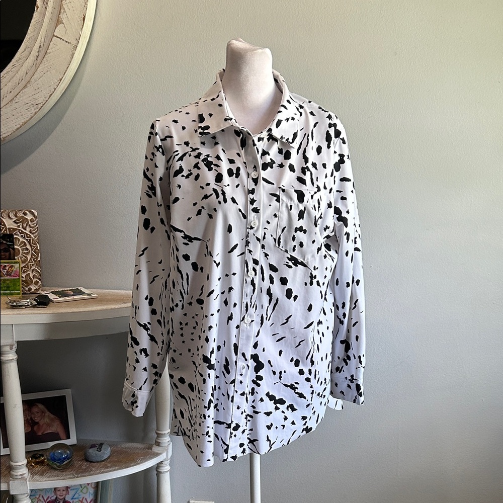 [Alfani] Black and White Patterned Button-Up Shirt - Size Medium